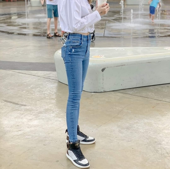 Lv sneakers - Picture 2 of 9